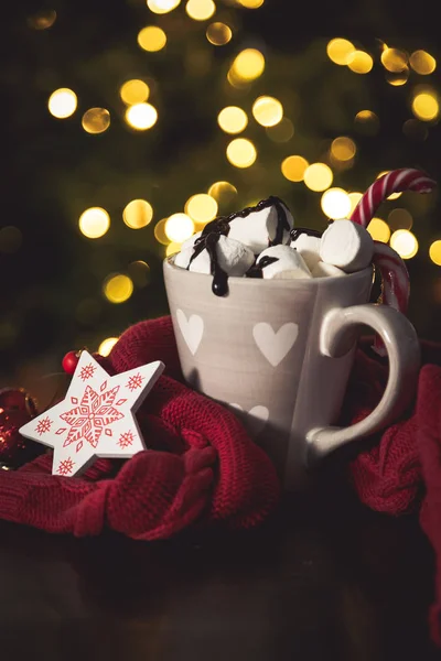 Warme chocolademelk met marshmallows voor kerstboom — Stockfoto