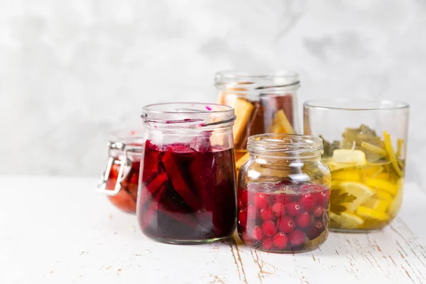 Preparación de infusiones de vinagre para beber en frascos de vidrio — Foto de Stock