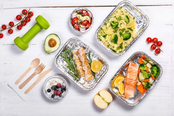 Healthy food delivery concept - meals in fossil containers — Stock Photo, Image