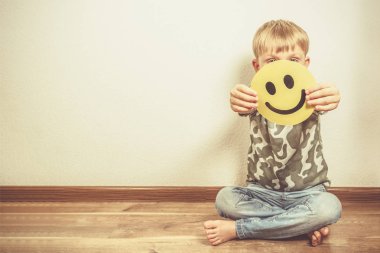 İyi gibi davranan depresyonda çocuk gülümseme, holding. Yüz depresyon