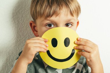 İyi gibi davranan depresyonda çocuk gülümseme, holding. Yüz depresyon