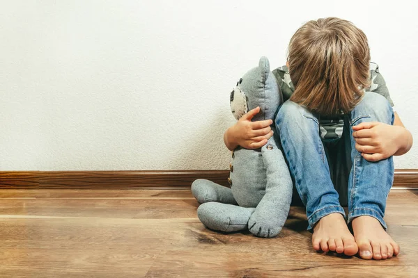 Triste menino deprimido com ursinho de pelúcia — Fotografia de Stock