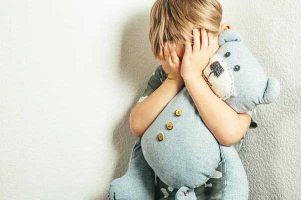 Грустный депрессивный мальчик с плюшевым мишкой — стоковое фото