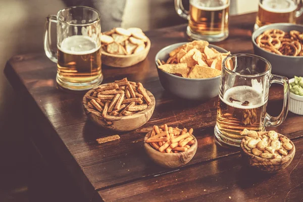 Jonge mensen op een bier feestje met hapjes — Stockfoto