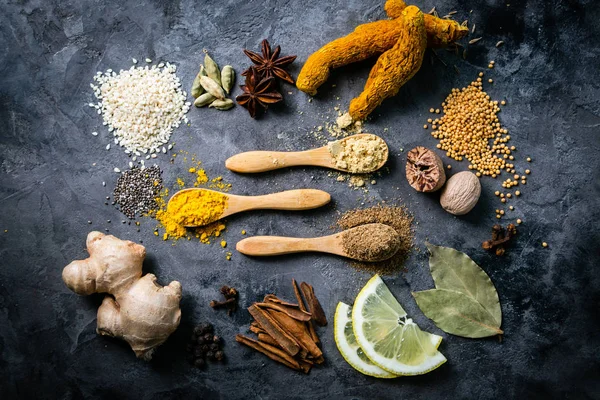 Auswahl traditioneller indischer Gewürze — Stockfoto