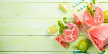 Karpuz Limonata limon ve nane, tahta arka plan ile