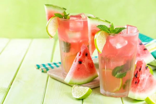 Limonada de sandía con limón y menta, fondo de madera —  Fotos de Stock