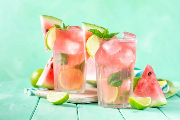 Limonada de sandía con limón y menta, fondo de madera — Foto de Stock