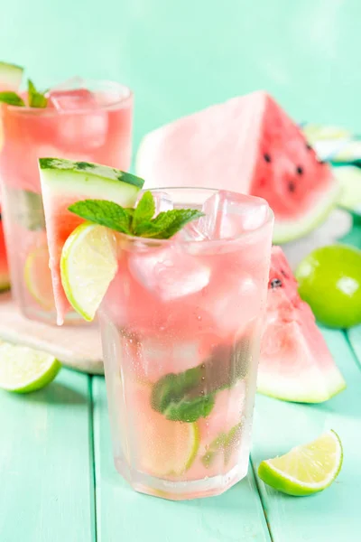 Limonada de sandía con limón y menta, fondo de madera — Foto de Stock