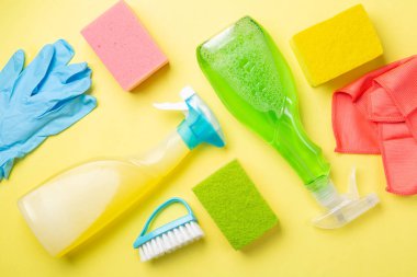 Pastel sarı zemin üzerine kavram temizlik - temizlik malzemeleri