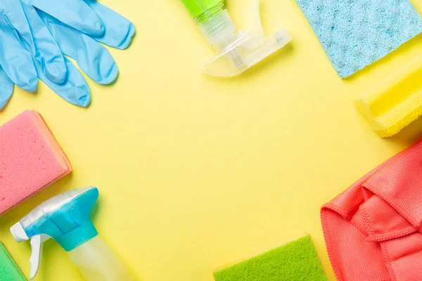 Concepto de limpieza - artículos de limpieza sobre fondo amarillo pastel —  Fotos de Stock