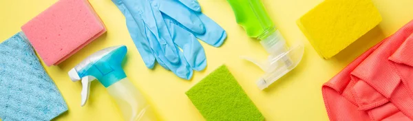 Концепция очистки - чистящие средства на пастельно-желтом фоне — стоковое фото