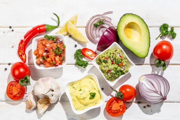 Urval av mexikanska såser - salsa, guacamole, ostsås — Stockfoto