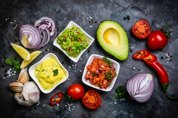 Výběr mexických omáček – salsa, guacamole, sýrová omáčka — Stock fotografie