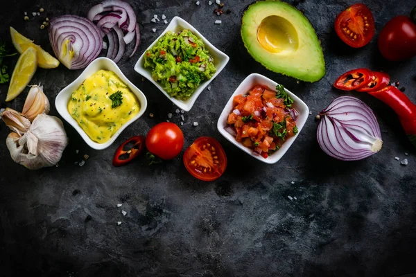 Выбор мексиканских соусов - сальса, гуакамоле, сырный соус — стоковое фото
