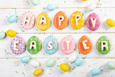 Paskalya arka plan - şekilli yumurta, çiçekler, tavşanlar gibi çerezler