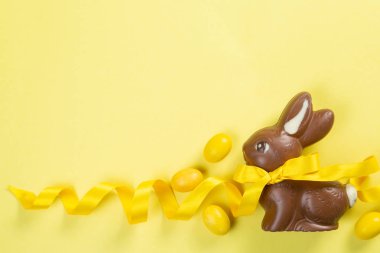Paskalya arka plan - çikolata bunny Sarı kurdele ile