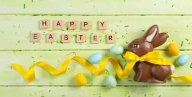 Paskalya arka plan - çikolata bunny Sarı kurdele ile