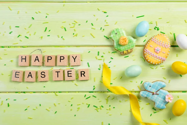 Paskalya arka plan - şekilli yumurta, çiçekler, tavşanlar gibi çerezler