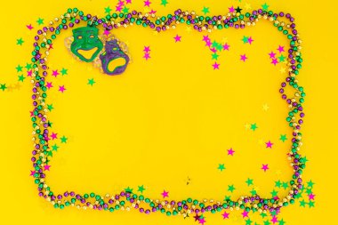 Mardi gras karnaval kavramı - sarı zemin üzerine boncuk