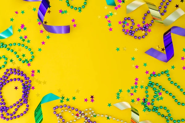 Concepto de carnaval de Mardi gras - cuentas sobre fondo amarillo — Foto de Stock