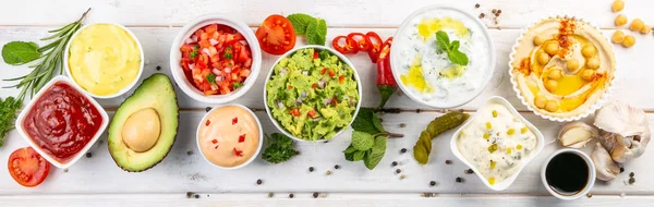 Selección de salsas en tazones blancos en tazones blancos —  Fotos de Stock