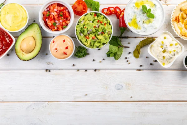 Selección de salsas en tazones blancos en tazones blancos —  Fotos de Stock