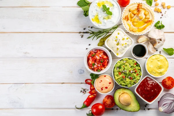 Selección de salsas en tazones blancos en tazones blancos —  Fotos de Stock