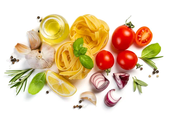 İtalyan mutfağı kavramı - pişmemiş makarna ve malzemeler — Stok fotoğraf