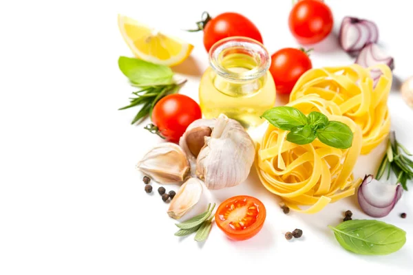 Concetto di cucina italiana pasta cruda e ingredienti — Foto Stock