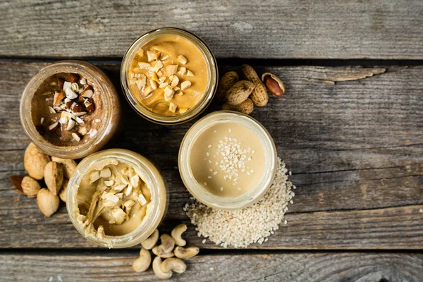 Auswahl an Nussbuttern - Erdnuss, Cashew, Mandeln und Sesam — Stockfoto