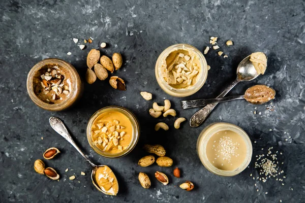 Auswahl an Nussbuttern - Erdnuss, Cashew, Mandeln und Sesam — Stockfoto