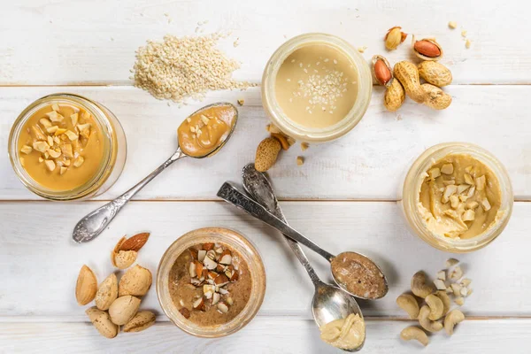 Auswahl an Nussbuttern - Erdnuss, Cashew, Mandeln und Sesam — Stockfoto