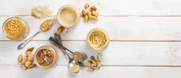 Выбор орехового масла - арахис, кешью, миндаль и семена кунжута — стоковое фото