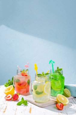Yaz limonata cam kavanozlara yelpazesi