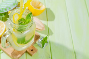 Ahşap zemin üzerine yaz limonata