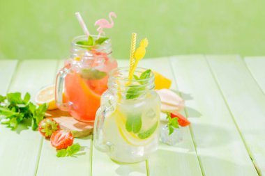Yaz limonata cam kavanozlara yelpazesi