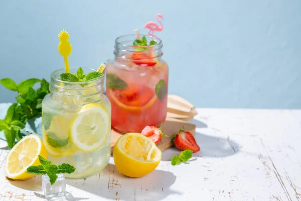 Výběr z letní limonády ve sklenicích — Stock fotografie