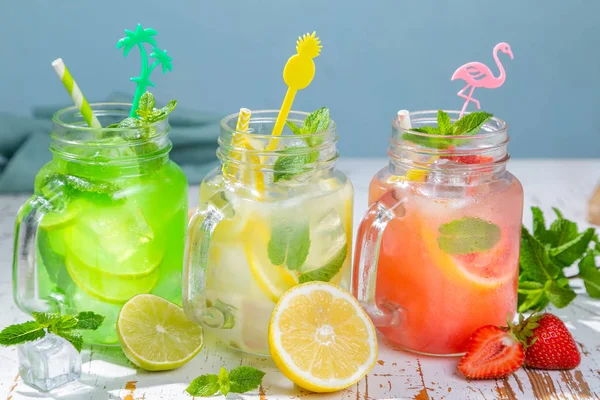 Selección de limonadas de verano en frascos de vidrio — Foto de Stock