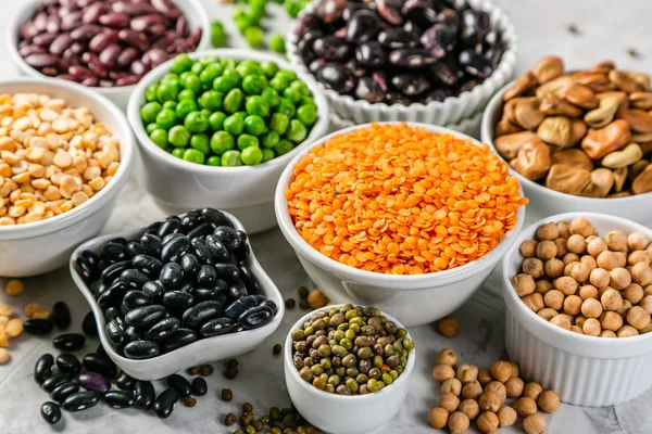 Baklagiller taş zemin üzerine beyaz kase yelpazesi