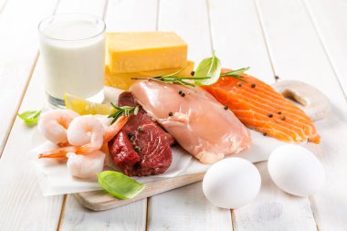 Ahşap arka plan üzerinde aminal protein kaynağı seçimi