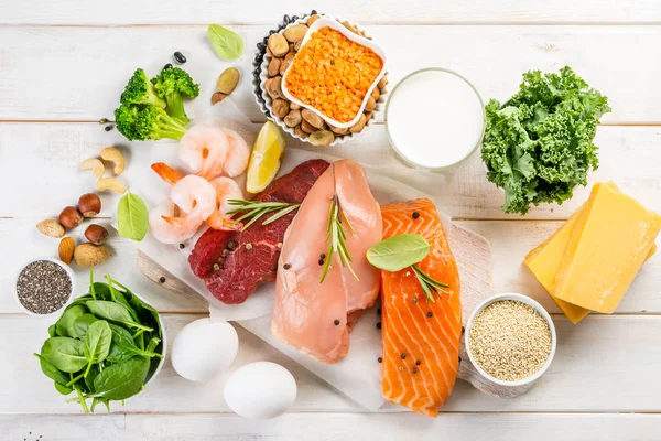 Selección de las fuentes de proteínas animales y vegetales sobre fondo de madera —  Fotos de Stock