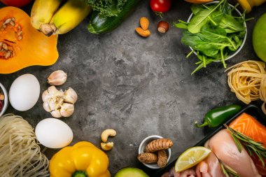 Dengeli beslenme kavramı - taze et, balık, makarna, meyve ve sebzeler, fındık, tohum