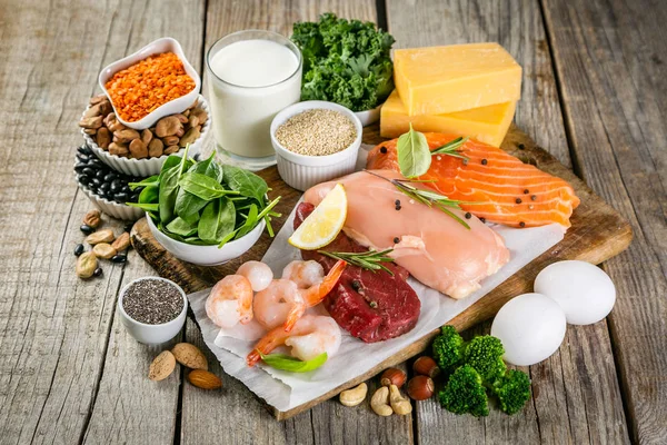 Selección de las fuentes de proteínas animales y vegetales sobre fondo de madera — Foto de Stock