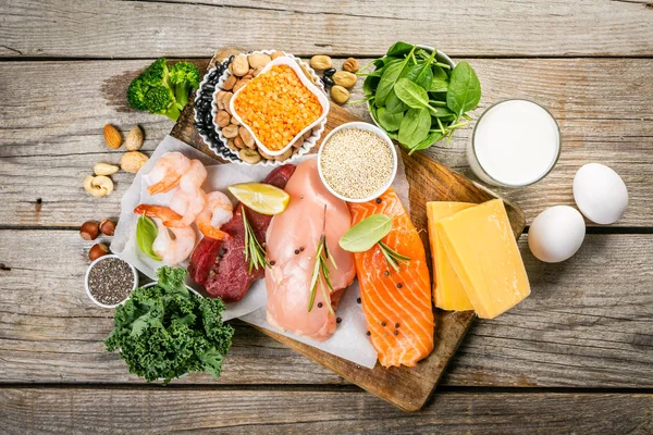 Selección de las fuentes de proteínas animales y vegetales sobre fondo de madera —  Fotos de Stock