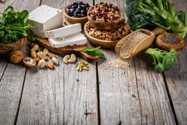 Seçim vegan bitki protein kaynakları - tofu, quinoa, ıspanak, brokoli, chia, fındık ve tohum