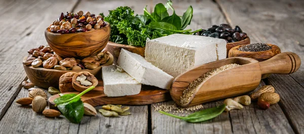 Vegán növényi fehérje források - tofu, quinoa, spenót, brokkoli, chia, diófélék és magvak — Stock Fotó