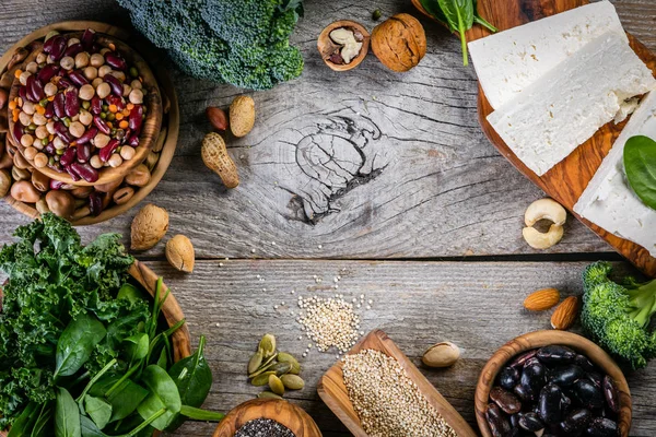 Urval av vegan vegetabiliskt protein källor - quinoa, broccoli, spenat, tofu, chia, nötter och frön — Stockfoto