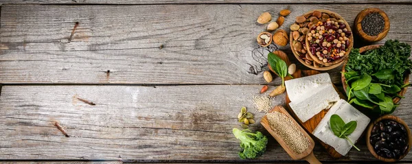 Urval av vegan vegetabiliskt protein källor - quinoa, broccoli, spenat, tofu, chia, nötter och frön — Stockfoto