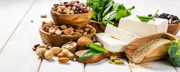 Selección de las fuentes de proteínas vegetales veganas: tofu, quinua, espinacas, brócoli, chía, nueces y semillas — Foto de Stock